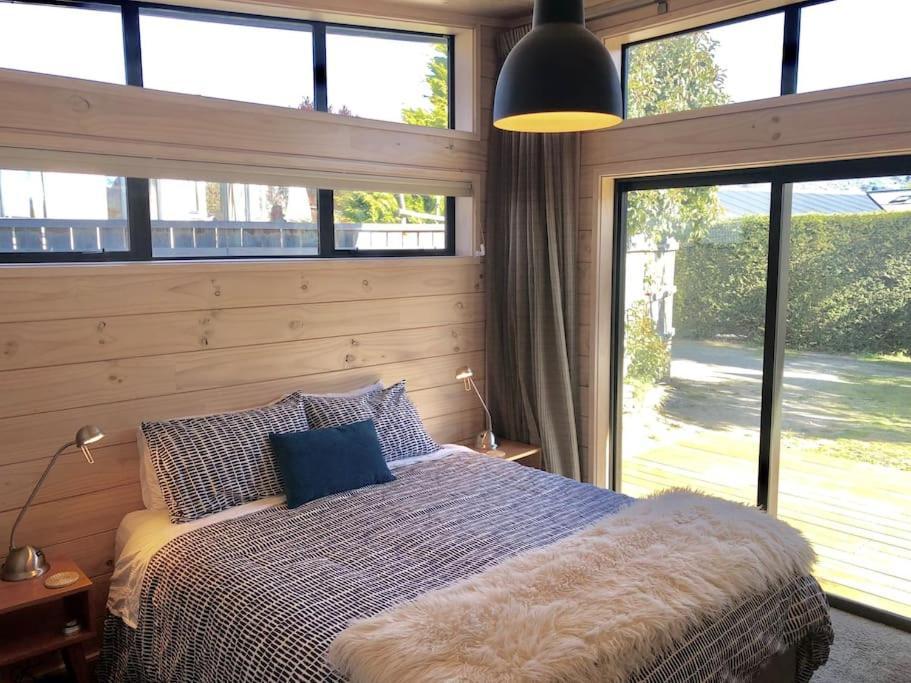 וואנאקה Modern Kowhai Cottage מראה חיצוני תמונה